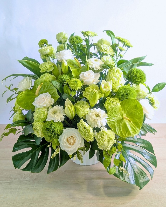 ビジネスの花 白・グリーン系のアレンジメント お届け実例