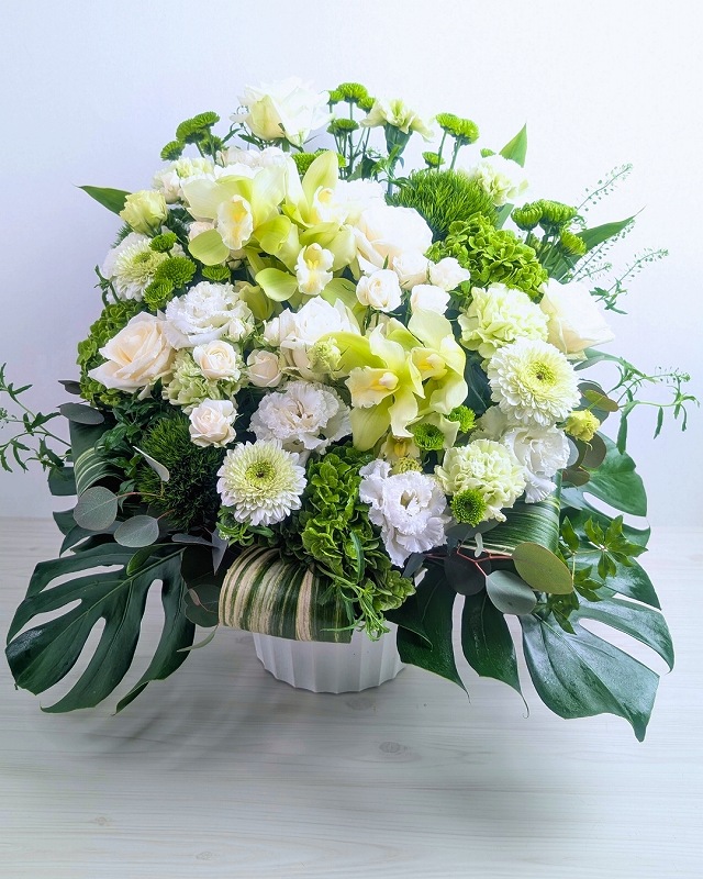 移転祝いの花 白・グリーン・ブルー系のアレンジメント お届け実例