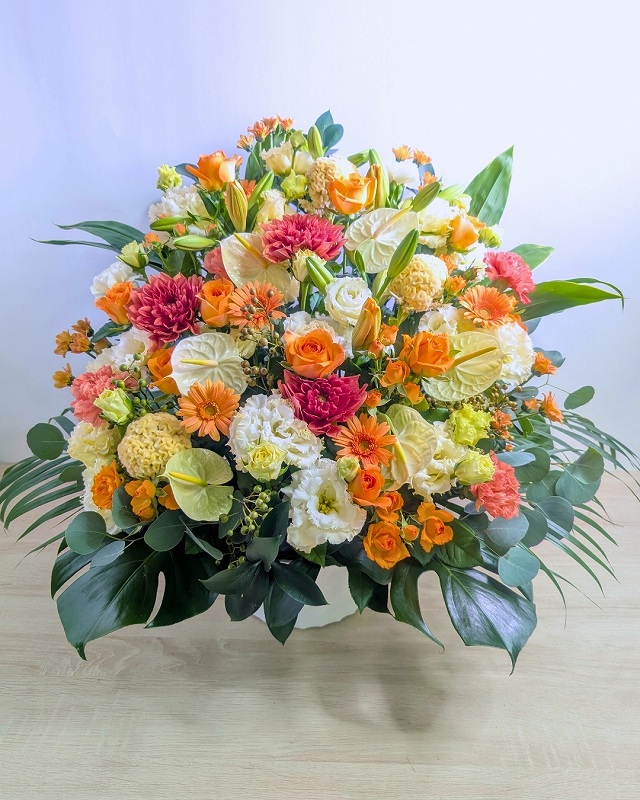 落成・竣工祝いの花 白・グリーン・ゴールド系のアレンジメント お届け実例