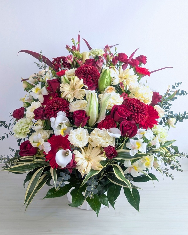 創立記念の花 ゴールド・白・グリーン系のアレンジメント お届け実例