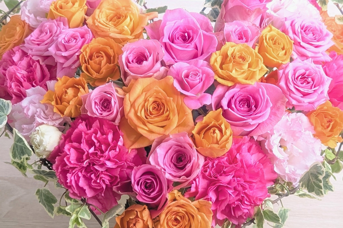 ピンクオレンジの花ギフト。キャンディの花束