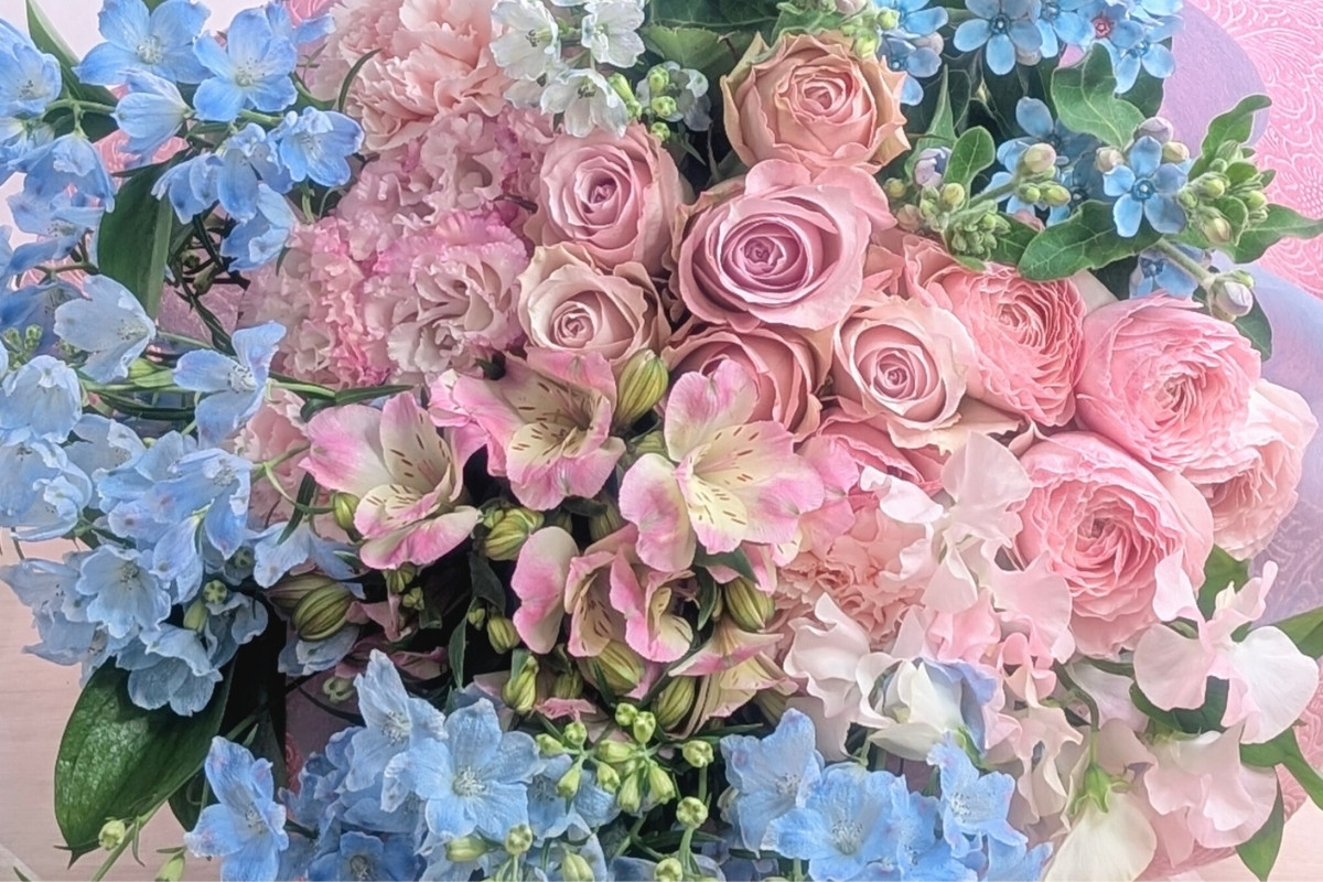 水色ピンクの花ギフト。ファミリアの花束