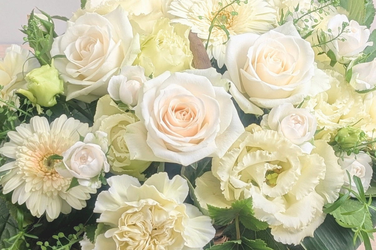 クリームの花ギフト。きなりの花束