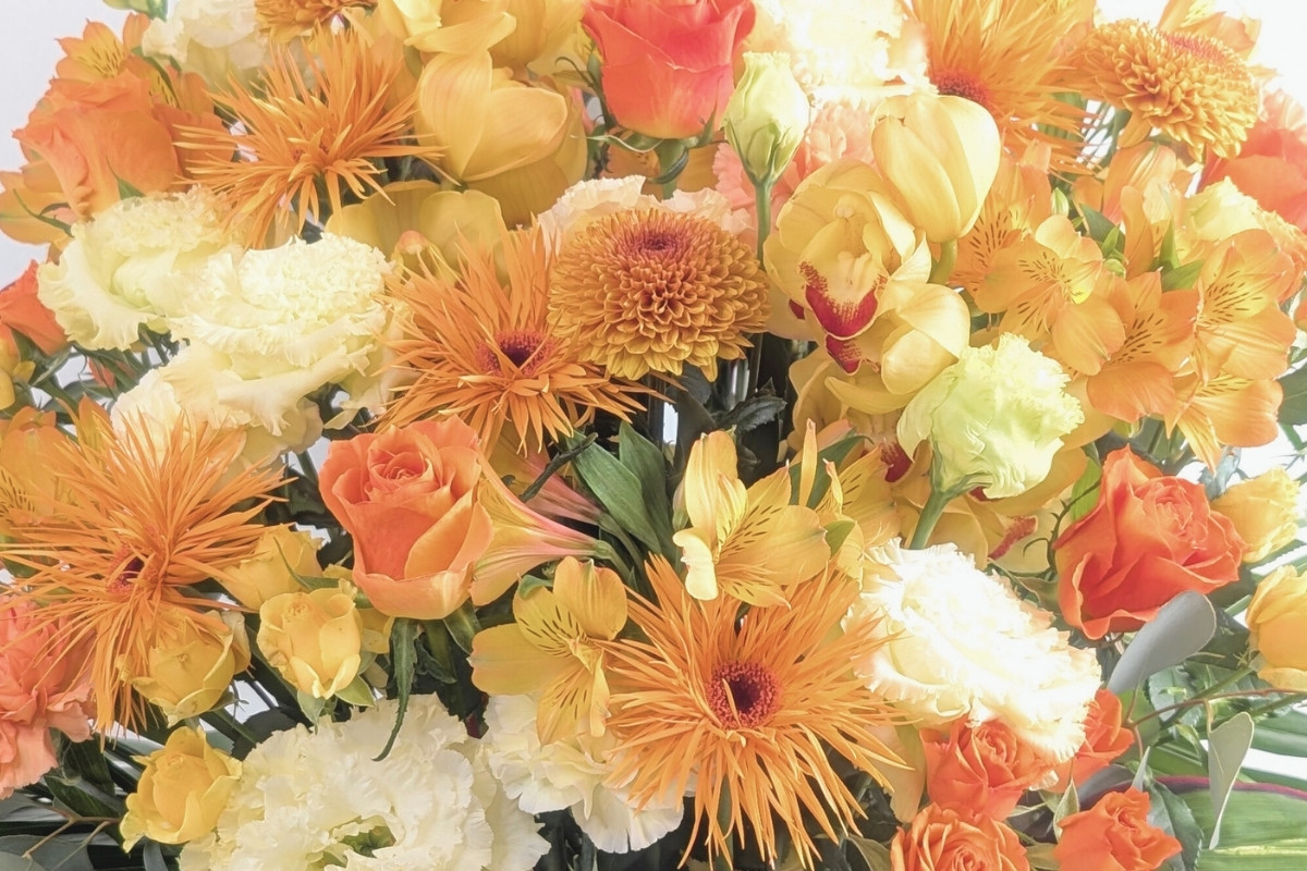 黄オレンジの花ギフト。おひさまの花束