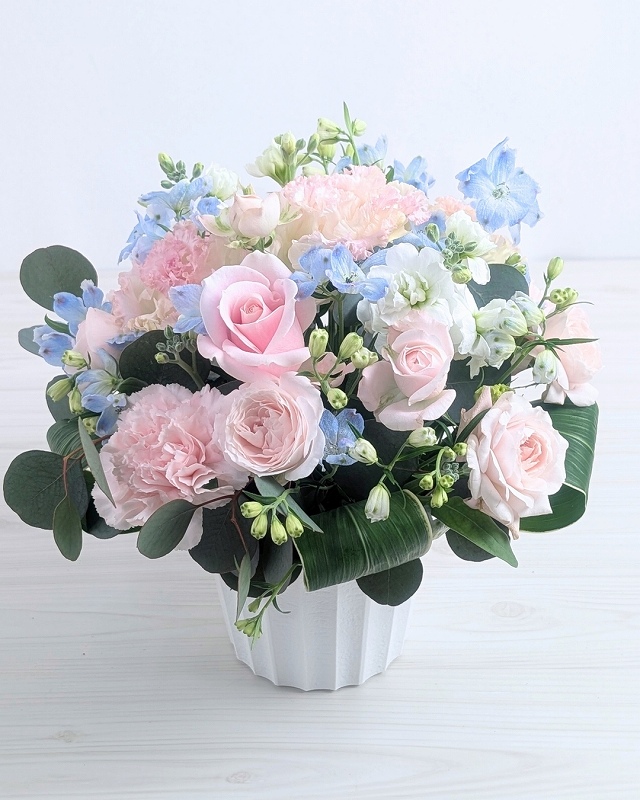 出産祝いの花 ピンク・白のアレンジメント お届け実例