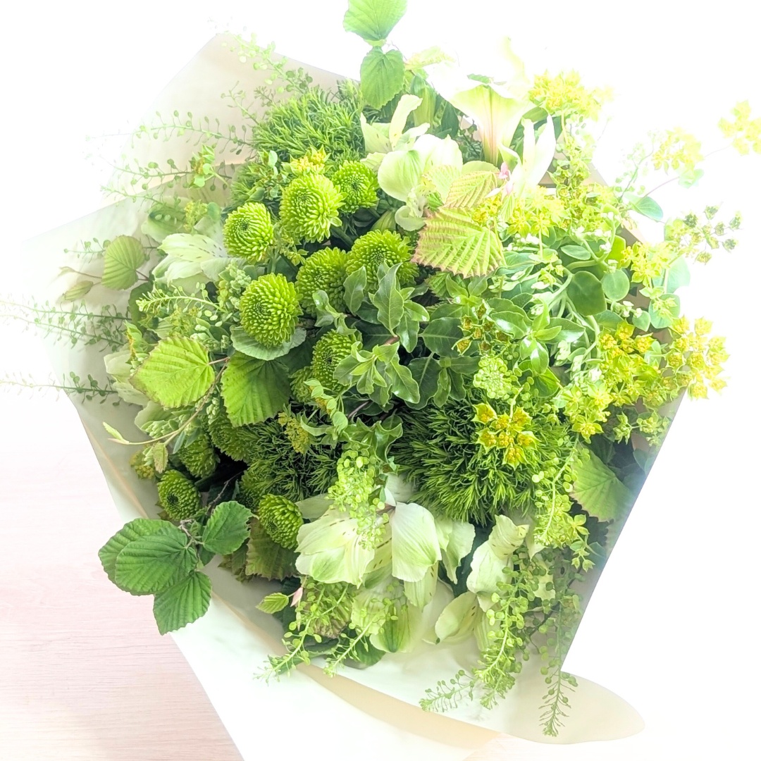 緑寿（66歳）祝いに贈るグリーン×ホワイトのフラワーアレンジメント。清らかで上質な緑の花束は健康長寿を願う贈り物に最適です。