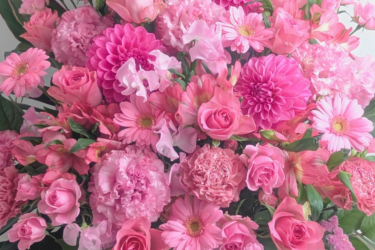 濃いピンクの花ギフト。ルージュの花束