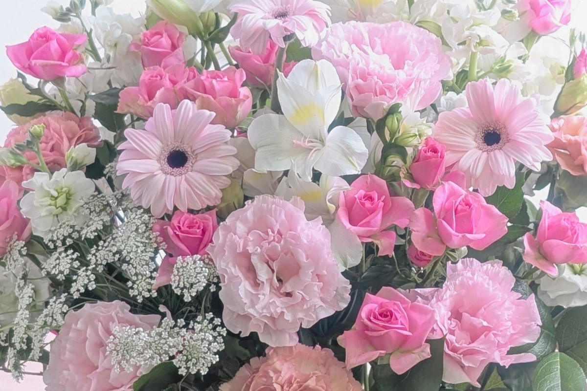 淡いピンクの花ギフト。さくらの花束