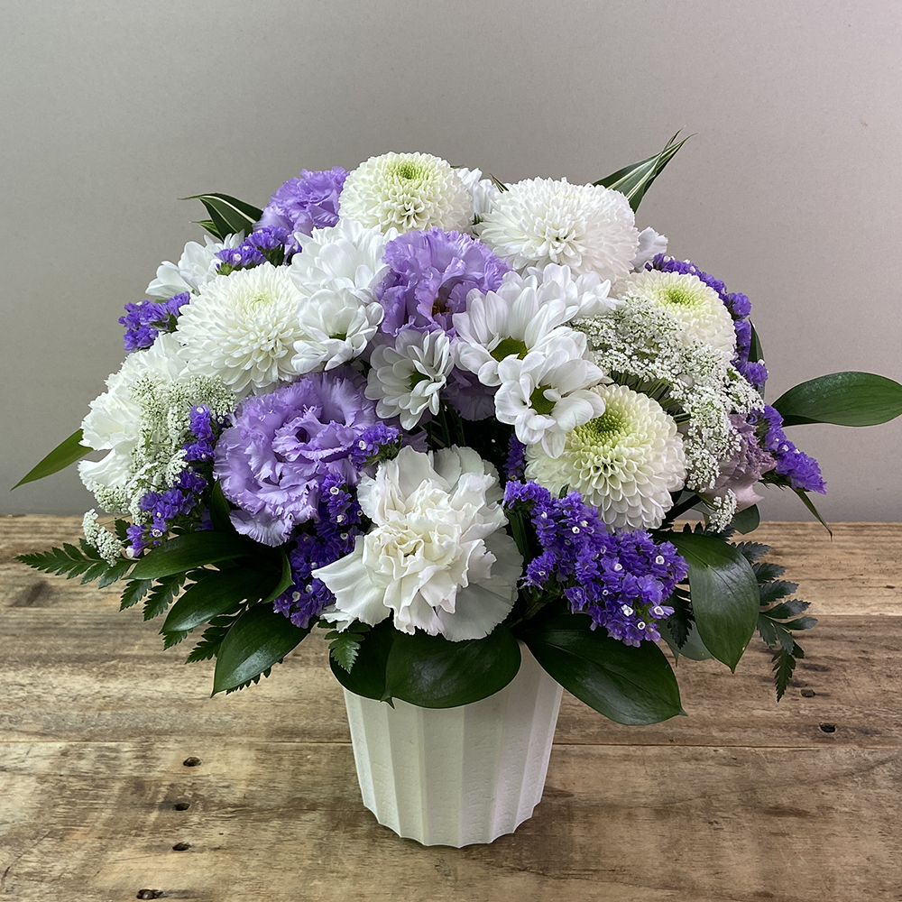 白色の菊と紫の花を使った初盆・新盆のお盆時期にぴったりなお供え花
