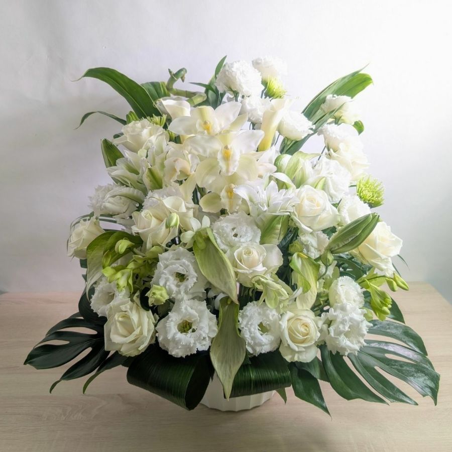 白色、ホワイトの花束、アレンジメント。