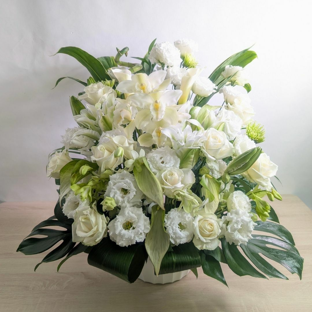 白色、ホワイトの花束、アレンジメント。生花で贈る贈りもの・フラワーギフト