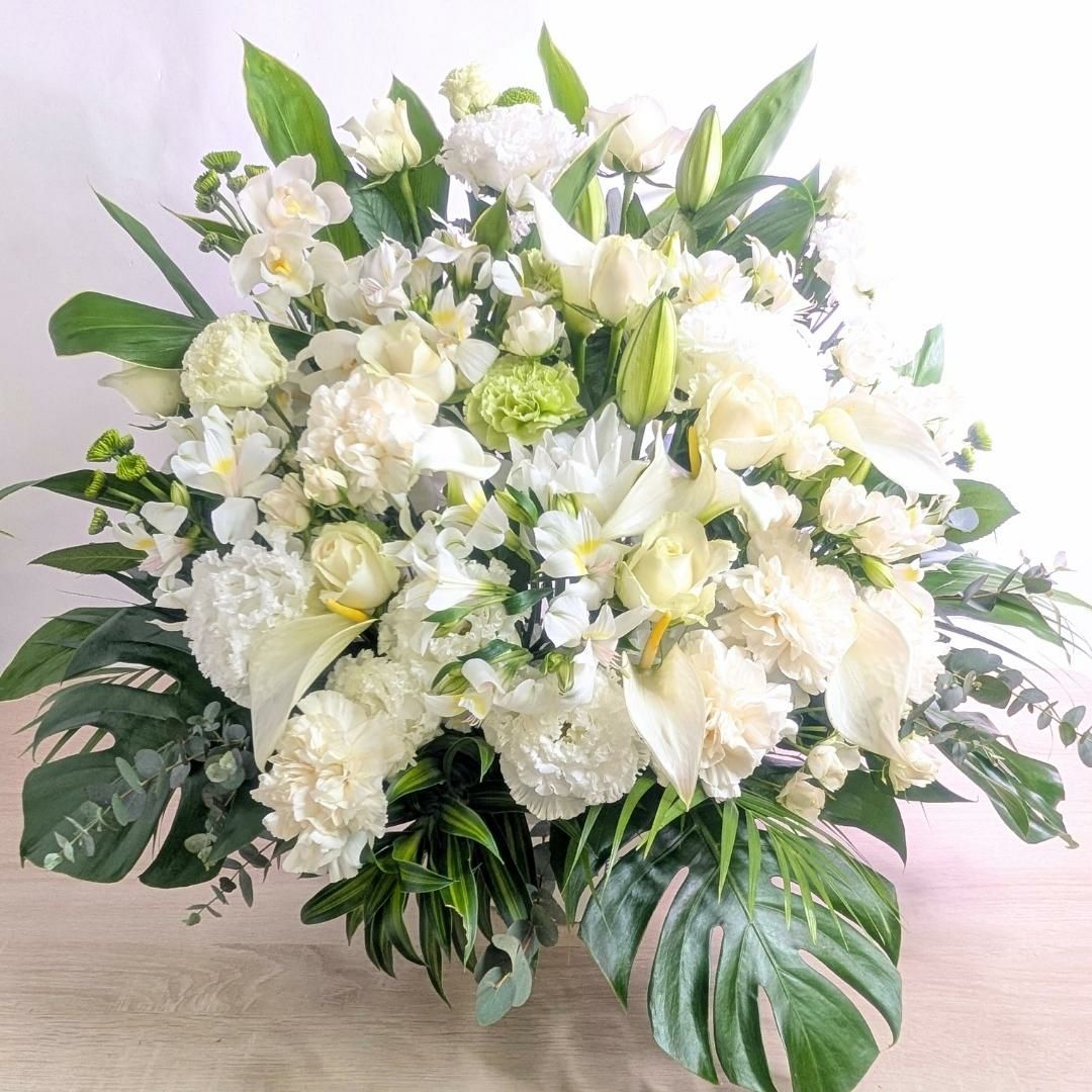 白色、ホワイトの花束、アレンジメント。生花で贈る贈りもの・フラワーギフト