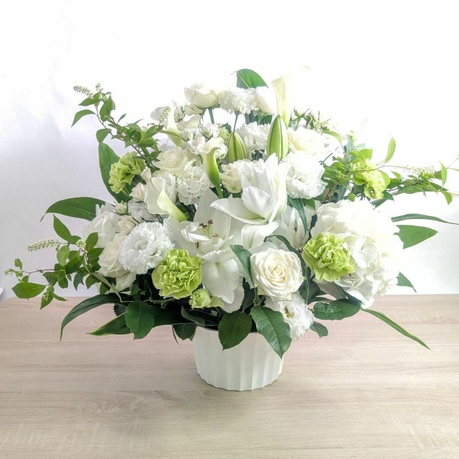 白色、ホワイトの花束、アレンジメント。フラワーギフトです。