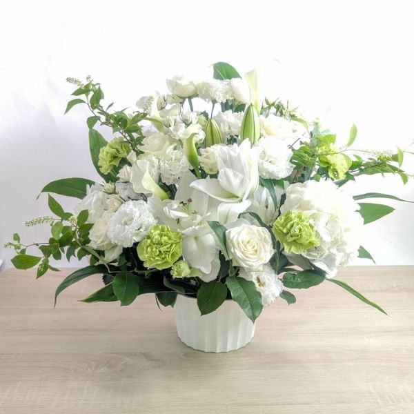 白色、ホワイトの花束、アレンジメント。フラワーギフトです。