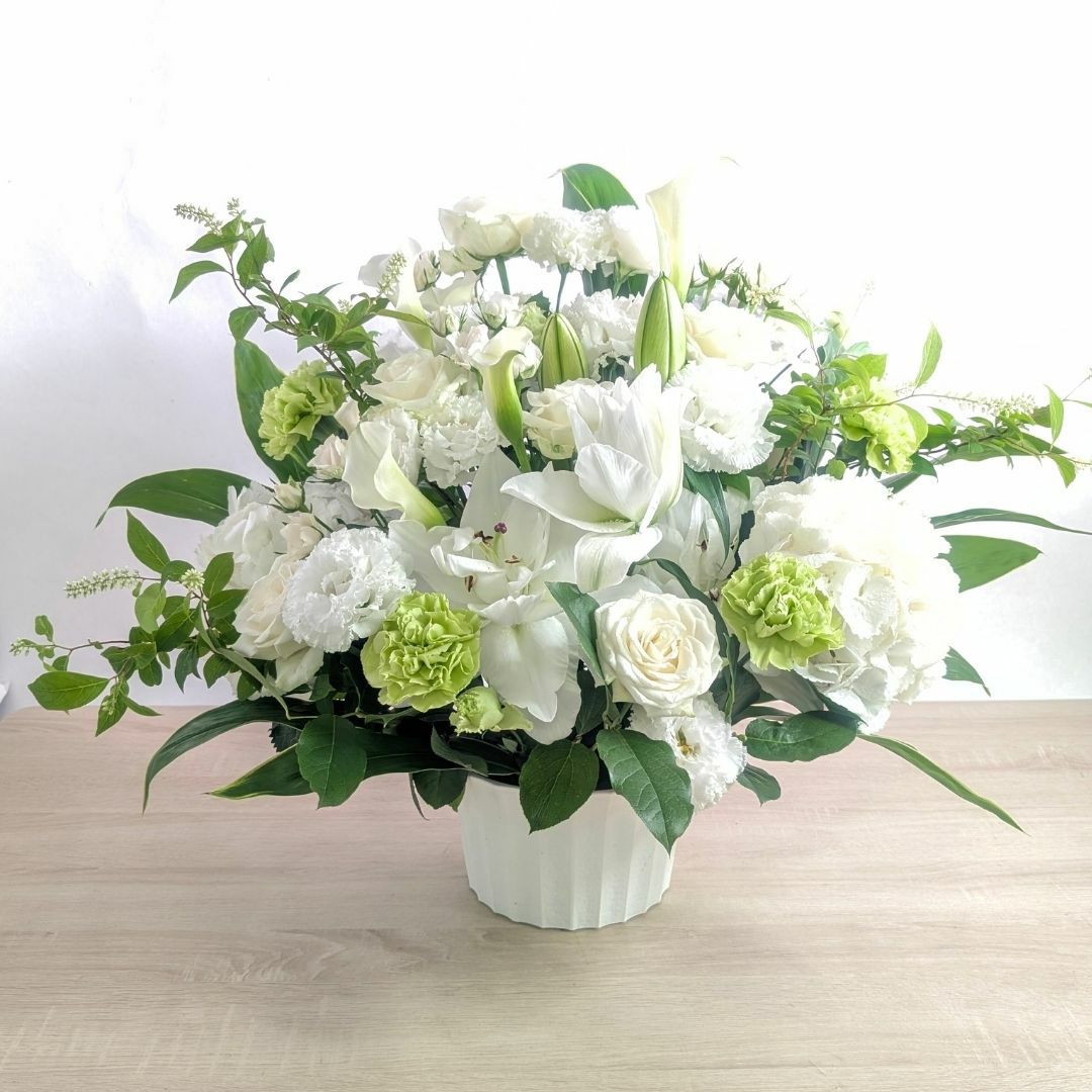 白色、ホワイトの花束、アレンジメント。生花で贈る贈りもの・フラワーギフト