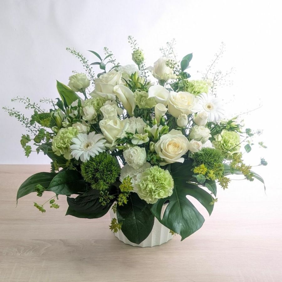 白色、ホワイトの花束、アレンジメント。フラワーギフトです。
