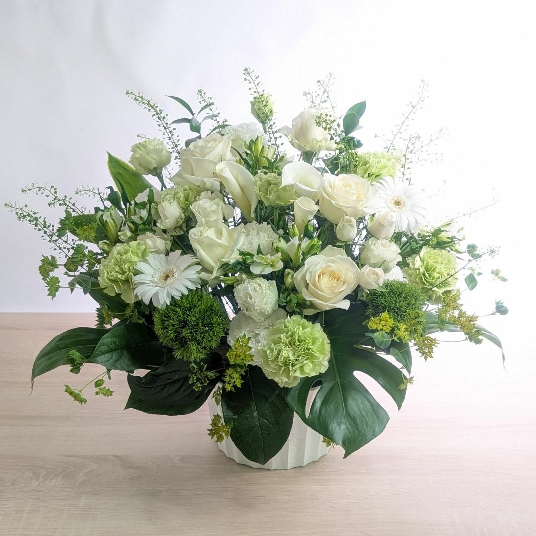 白色、ホワイトの花束、アレンジメント。生花で贈る贈りもの・フラワーギフト