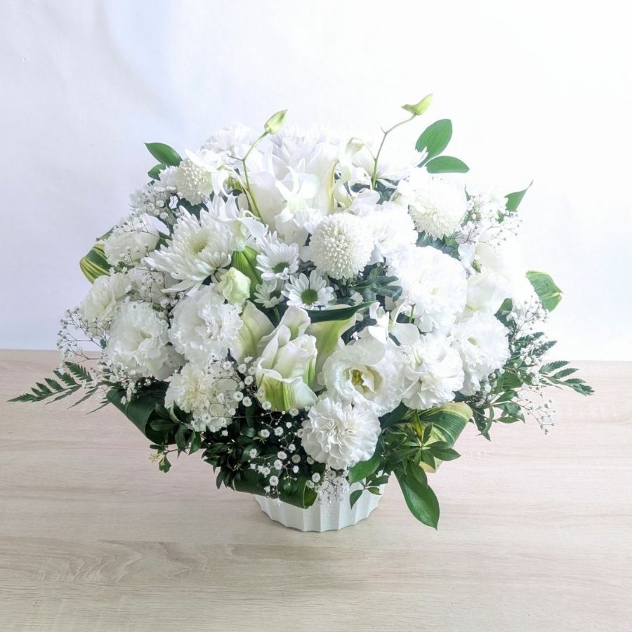 白色、ホワイトの花束、アレンジメント。フラワーギフトです。