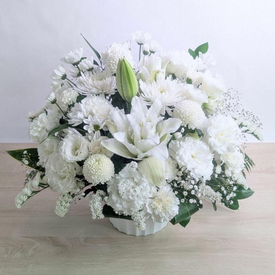 白色、ホワイトの花束、アレンジメント。フラワーギフトです。