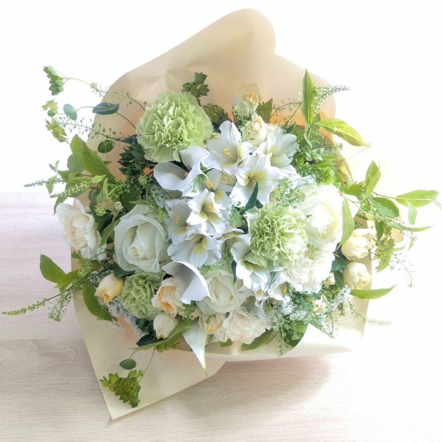 白色、ホワイトの花束、アレンジメント。フラワーギフトです。
