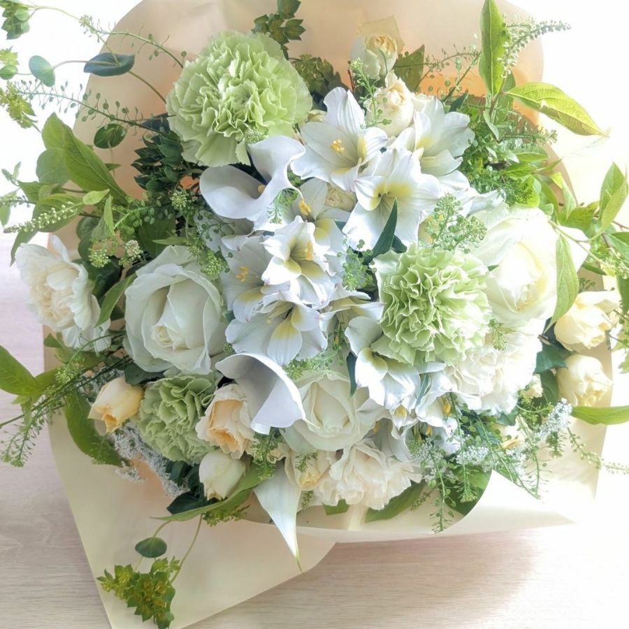 白色、ホワイトの花束、アレンジメント。フラワーギフトです。