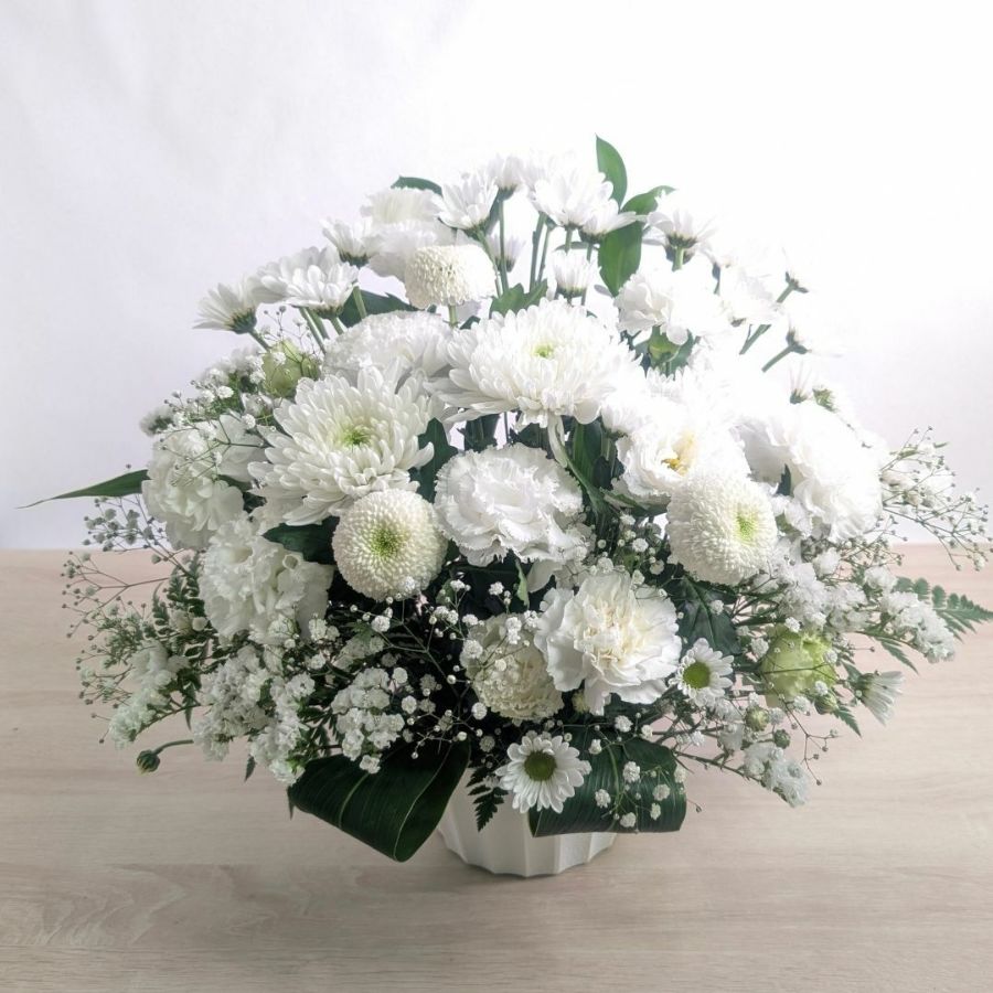 白色、ホワイトの花束、アレンジメント。フラワーギフトです。