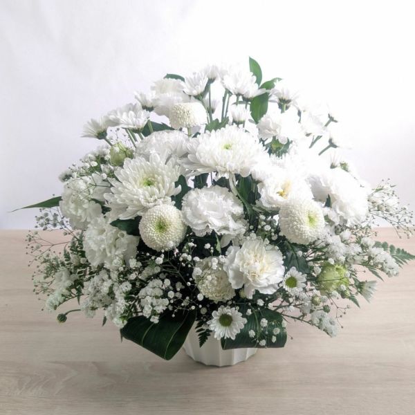 白色、ホワイトの花束、アレンジメント。フラワーギフトです。