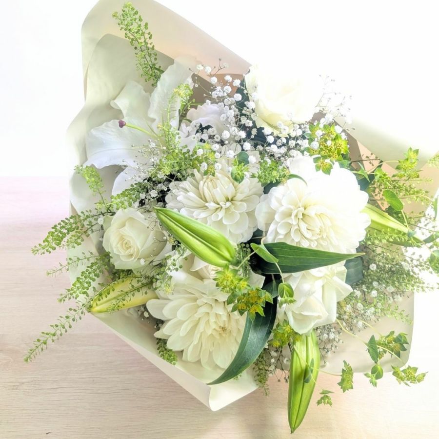 白色、ホワイトの花束、アレンジメント。フラワーギフトです。