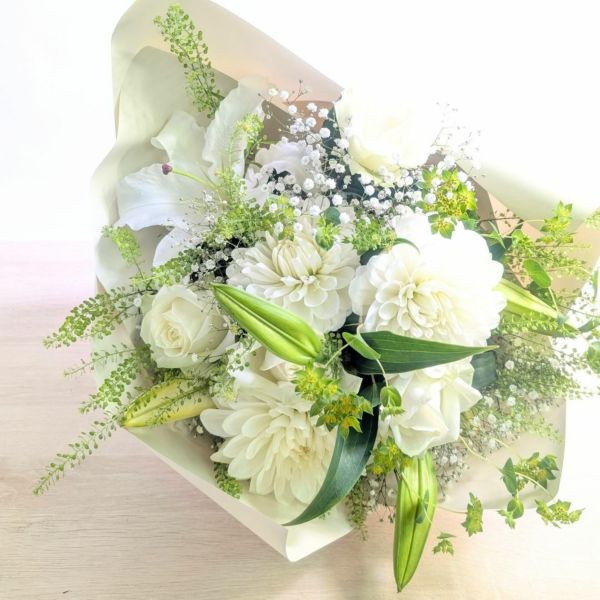 白色、ホワイトの花束、アレンジメント。フラワーギフトです。