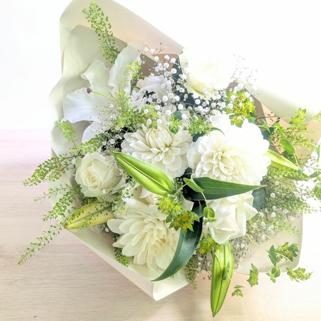 白色、ホワイトの花束、アレンジメント。生花で贈る贈りもの・フラワーギフト