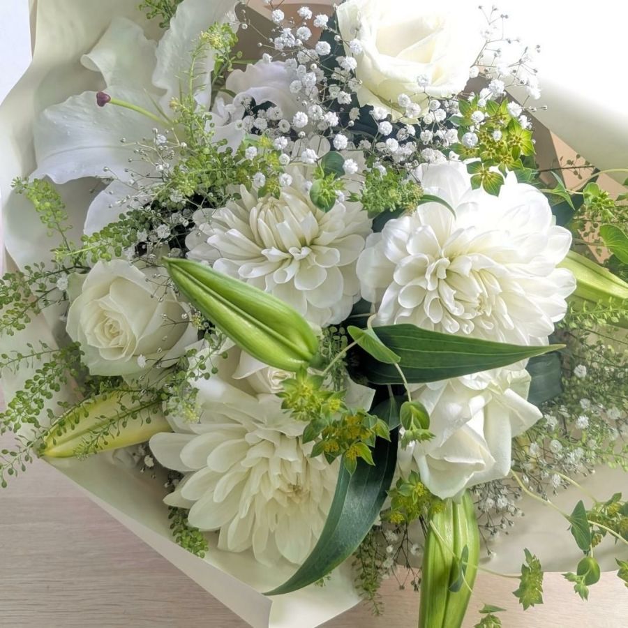 白色、ホワイトの花束、アレンジメント。フラワーギフトです。