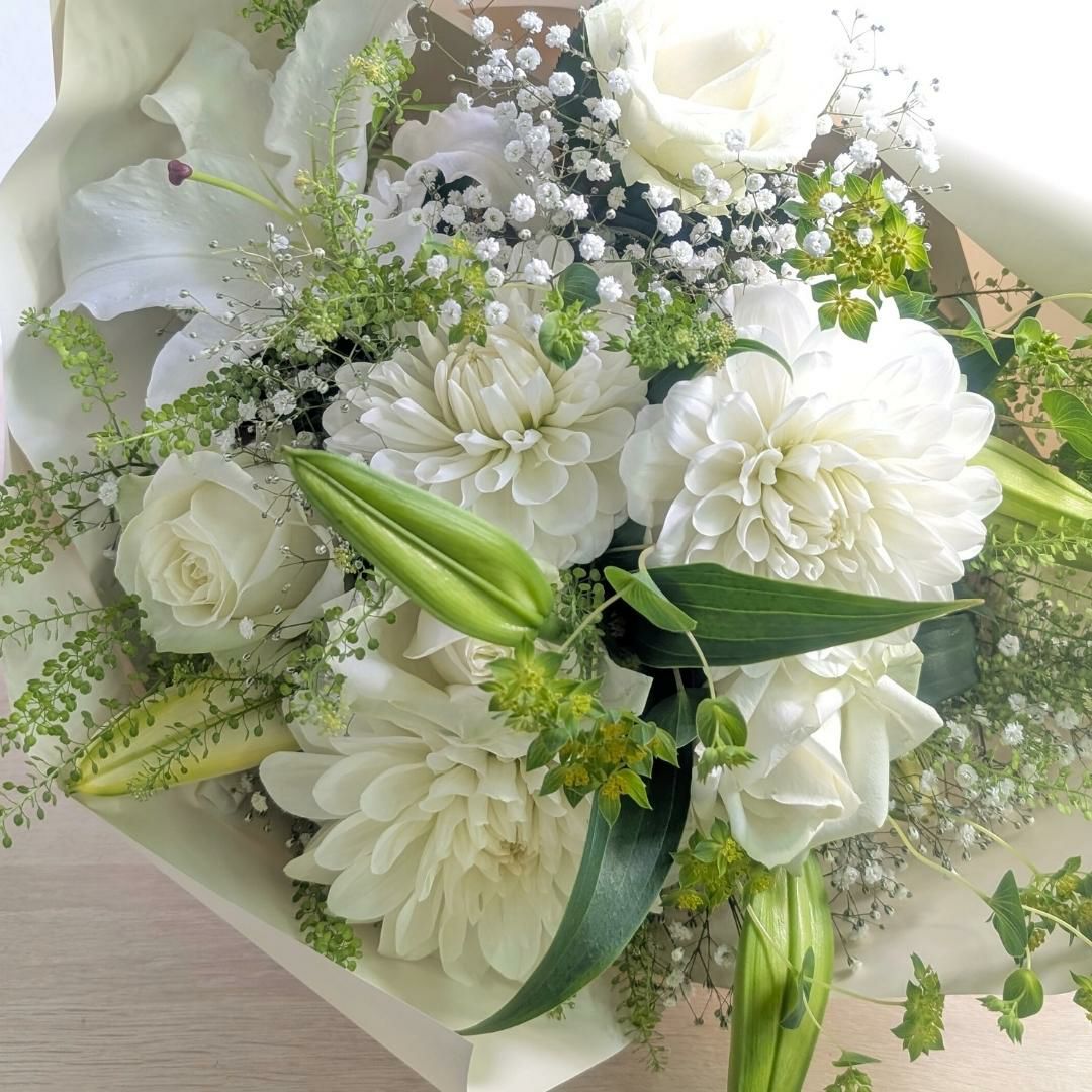 白色、ホワイトの花束、アレンジメント。生花で贈る贈りもの・フラワーギフト