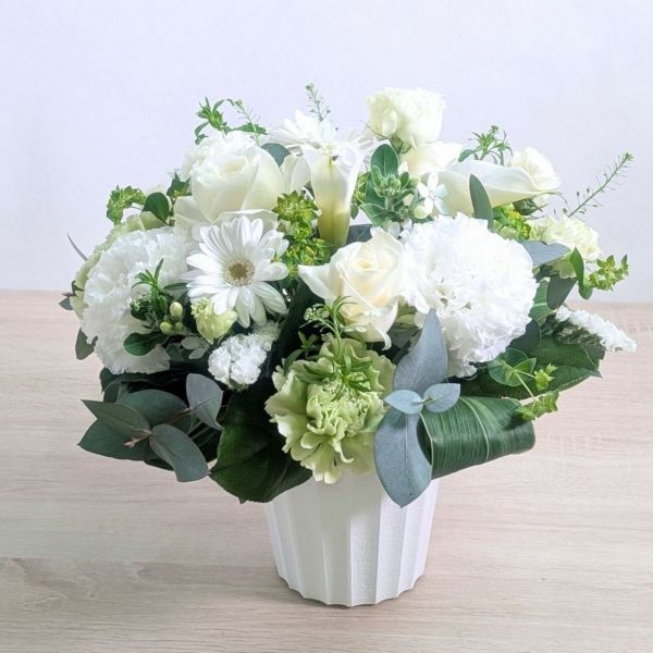 白色、ホワイトの花束、アレンジメント。フラワーギフトです。