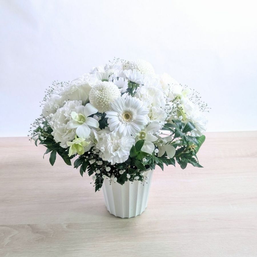 白色、ホワイトの花束、アレンジメント。フラワーギフトです。