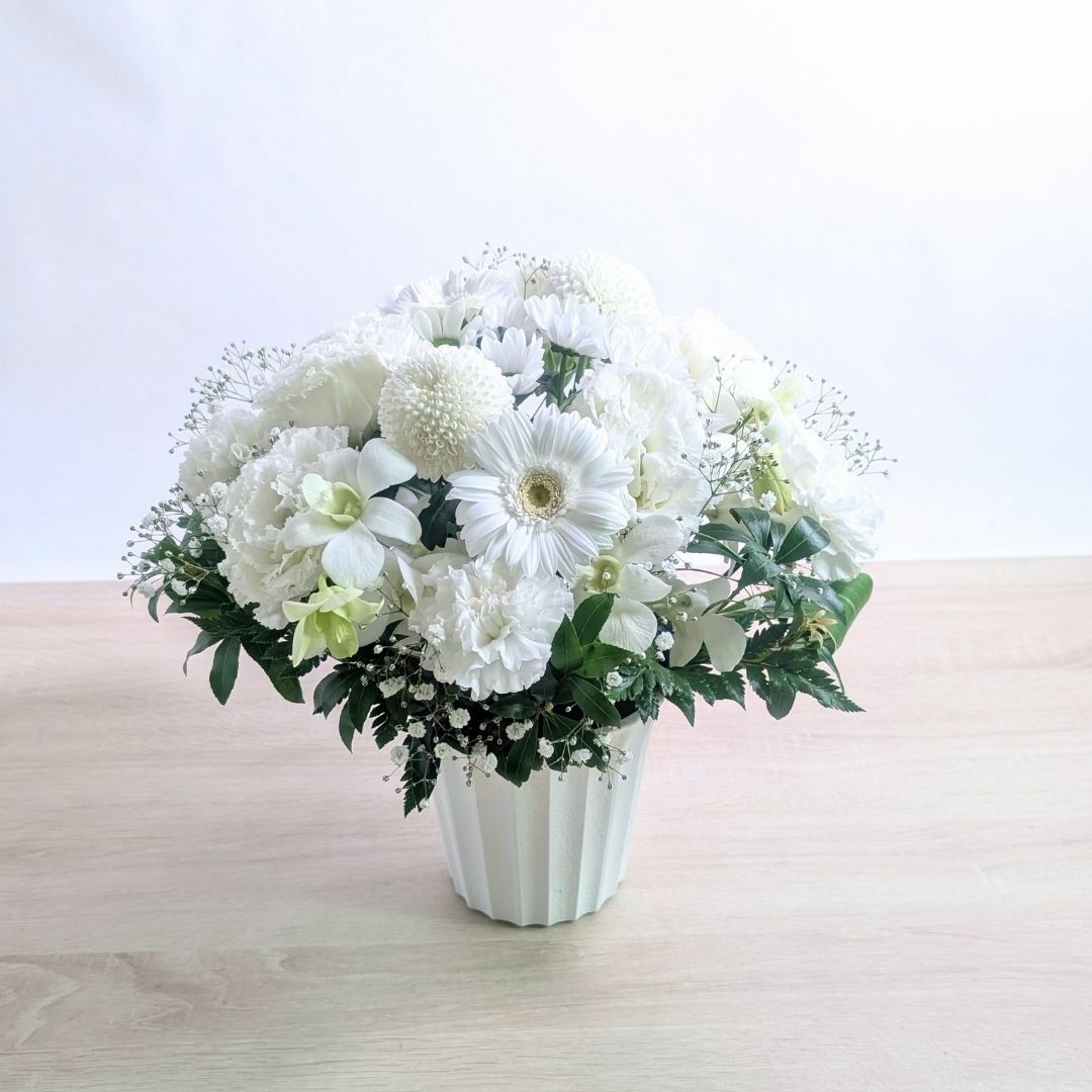 白色、ホワイトの花束、アレンジメント。生花で贈る贈りもの・フラワーギフト
