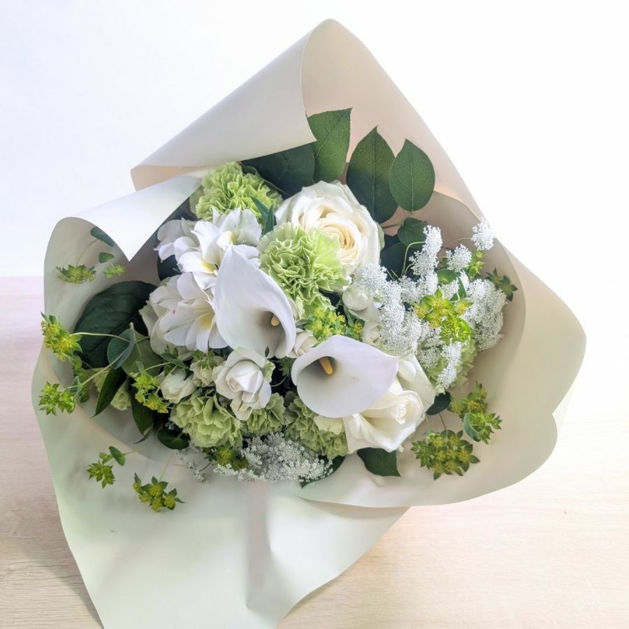 白色、ホワイトの花束、アレンジメント。フラワーギフトです。