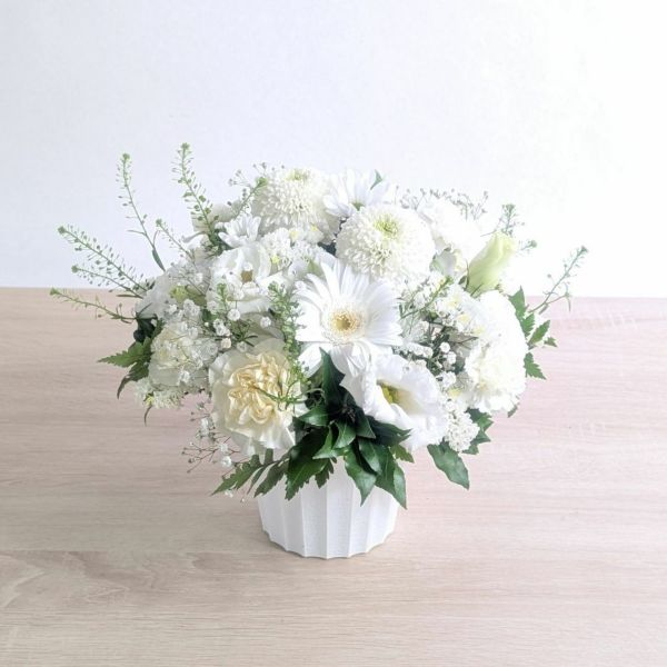白色、ホワイトの花束、アレンジメント。フラワーギフトです。