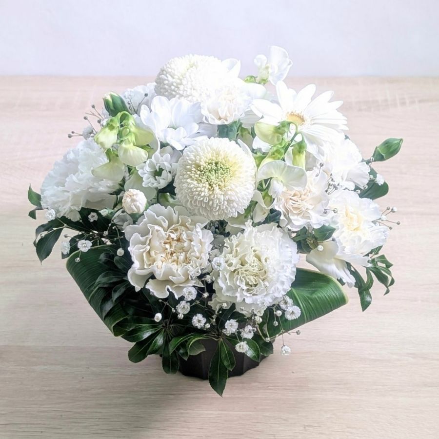 白色、ホワイトの花束、アレンジメント。フラワーギフトです。