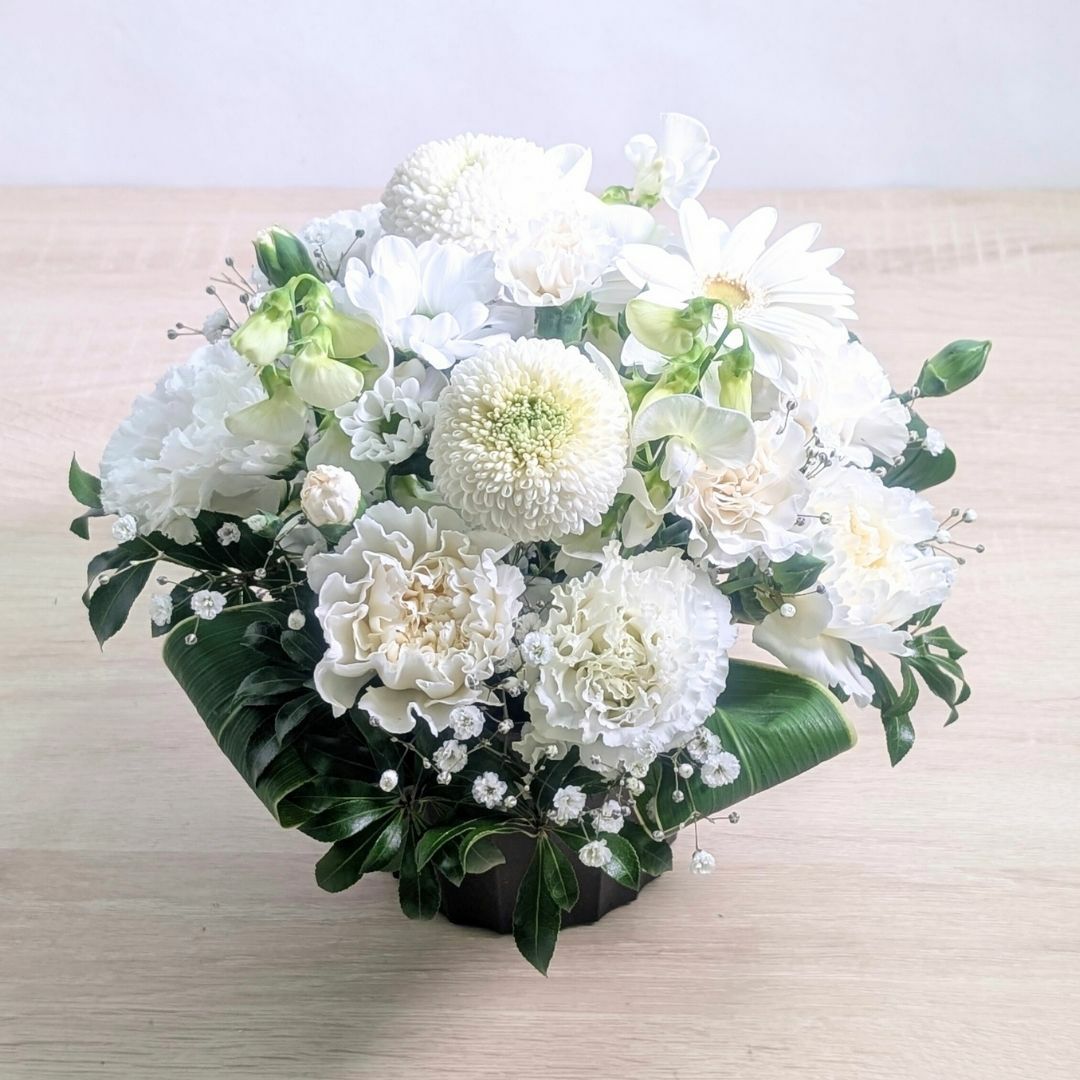 白色、ホワイトの花束、アレンジメント。生花で贈る贈りもの・フラワーギフト