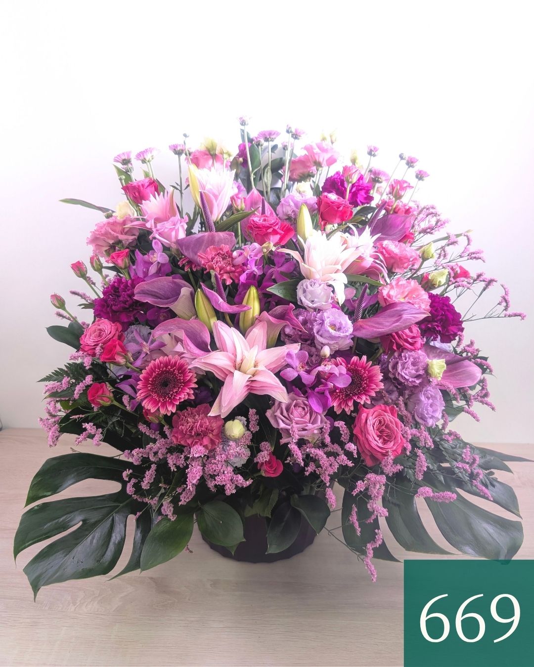 紫色、パープルの花束、アレンジメント。70歳の古希、77歳の喜寿を祝うお花のギフト、贈り物