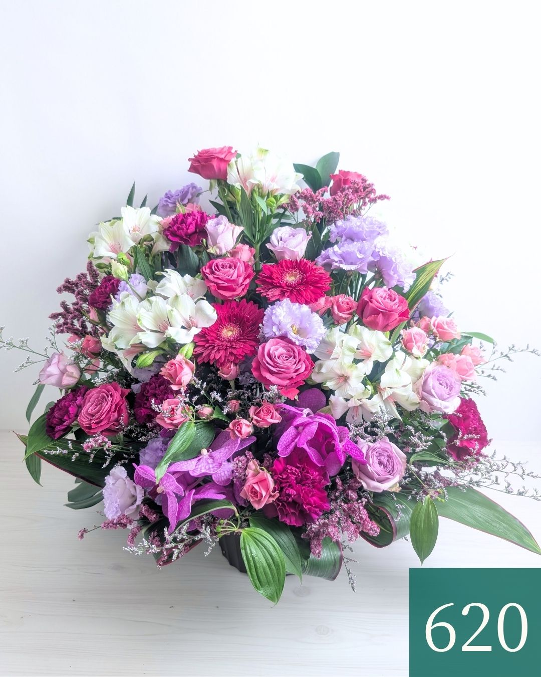 紫色、パープルの花束、アレンジメント。70歳の古希、77歳の喜寿を祝うお花のギフト、贈り物