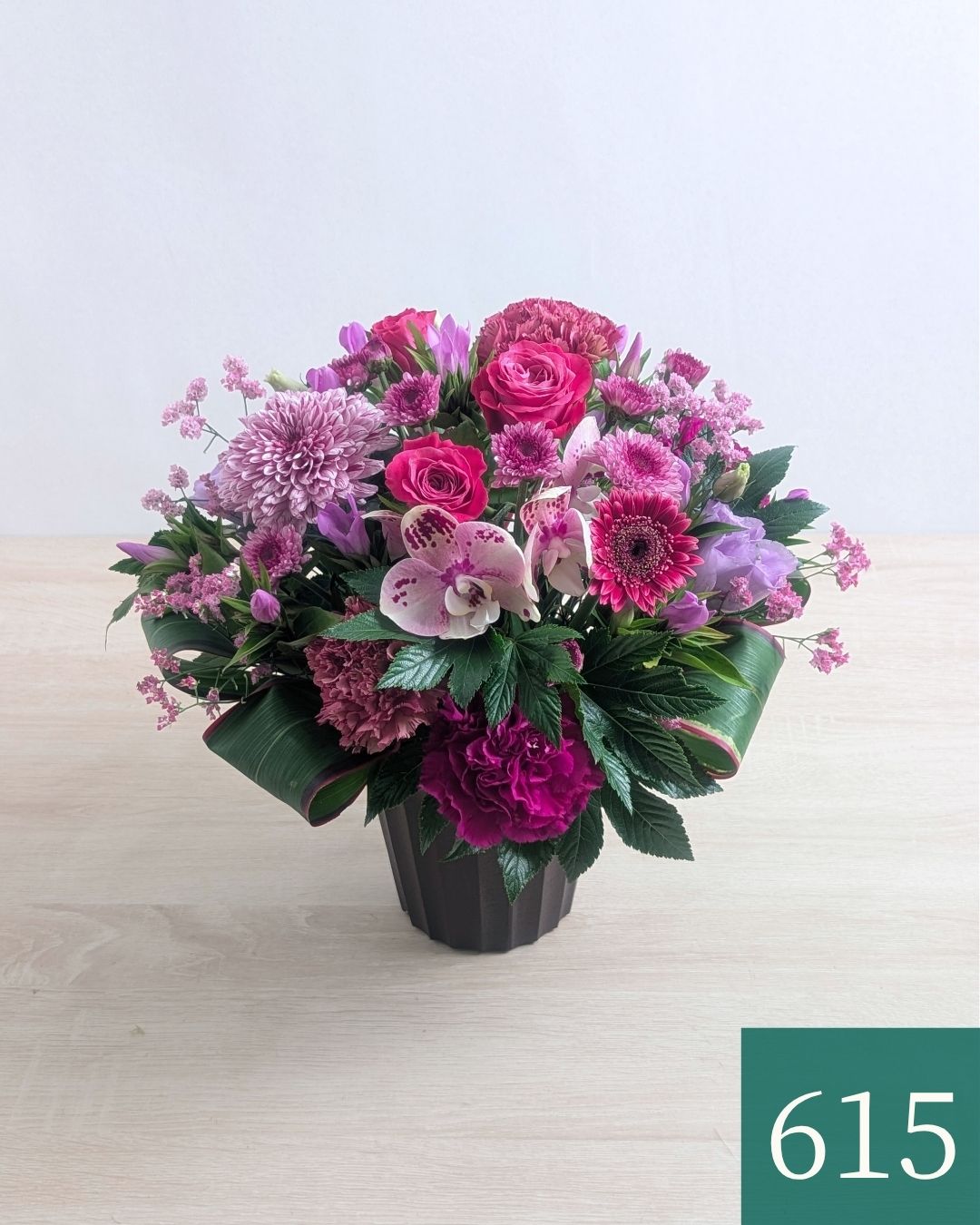 紫色、パープルの花束、アレンジメント。70歳の古希、77歳の喜寿を祝うお花のギフト、贈り物