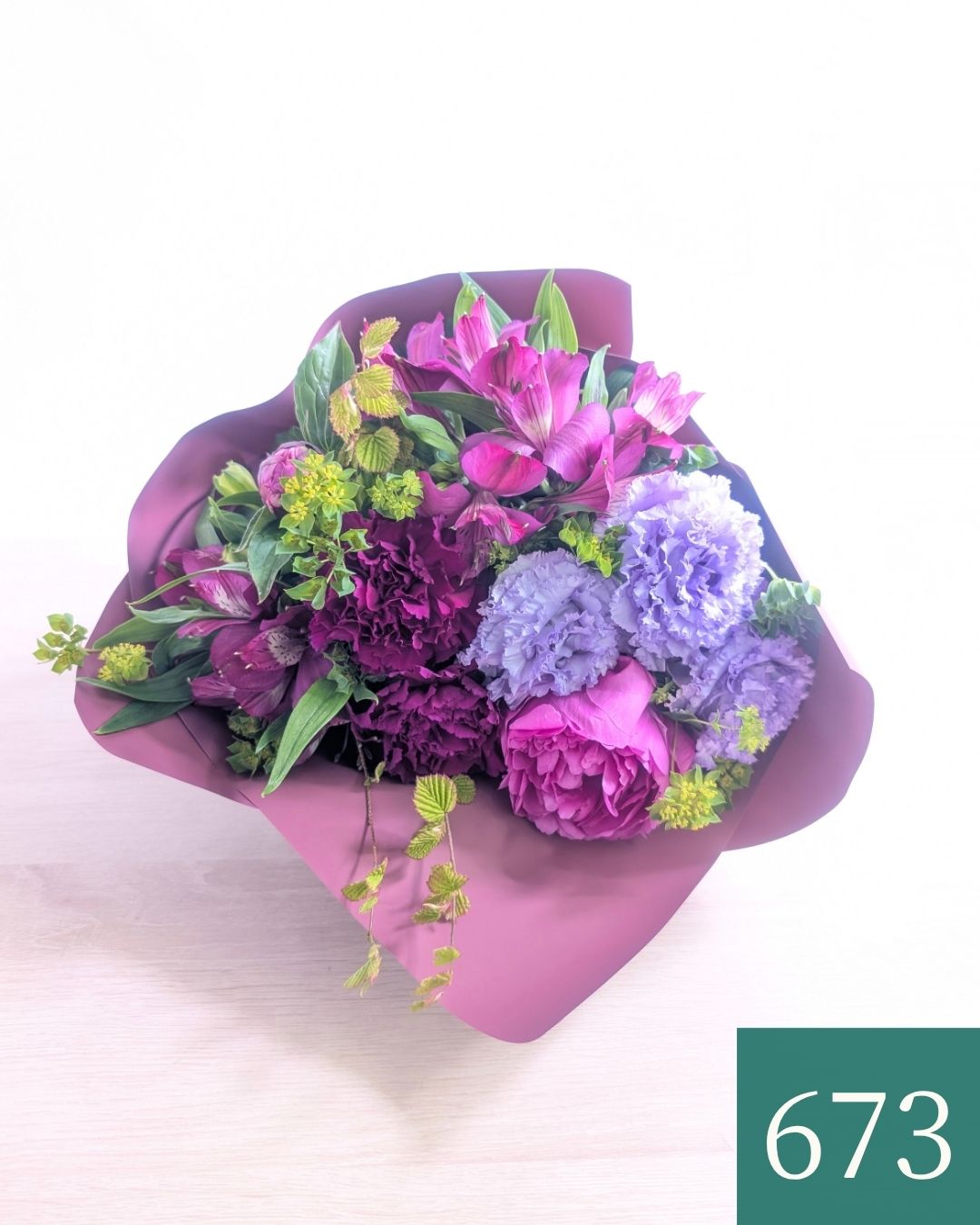 紫色、パープルの花束、アレンジメント。70歳の古希、77歳の喜寿を祝うお花のギフト、贈り物