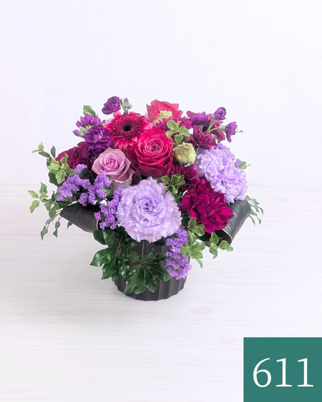 紫色、パープルの花束、アレンジメント。70歳の古希、77歳の喜寿を祝うお花のギフト、贈り物
