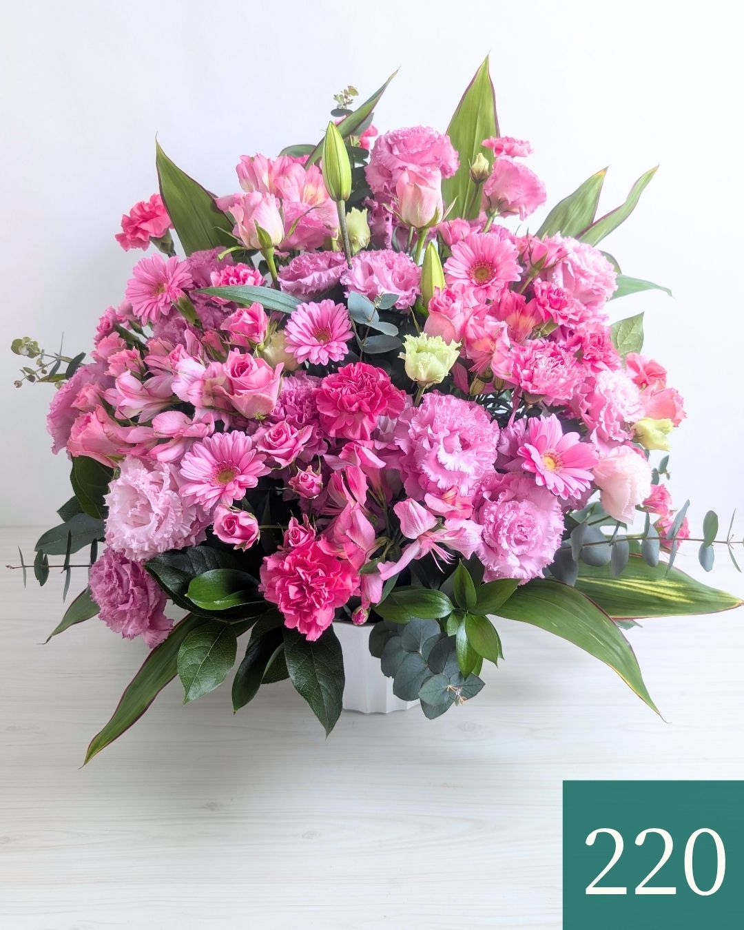 ピンク色の花束、アレンジメント。誕生日、記念日に喜ばれるお花の贈り物。フラワーギフト