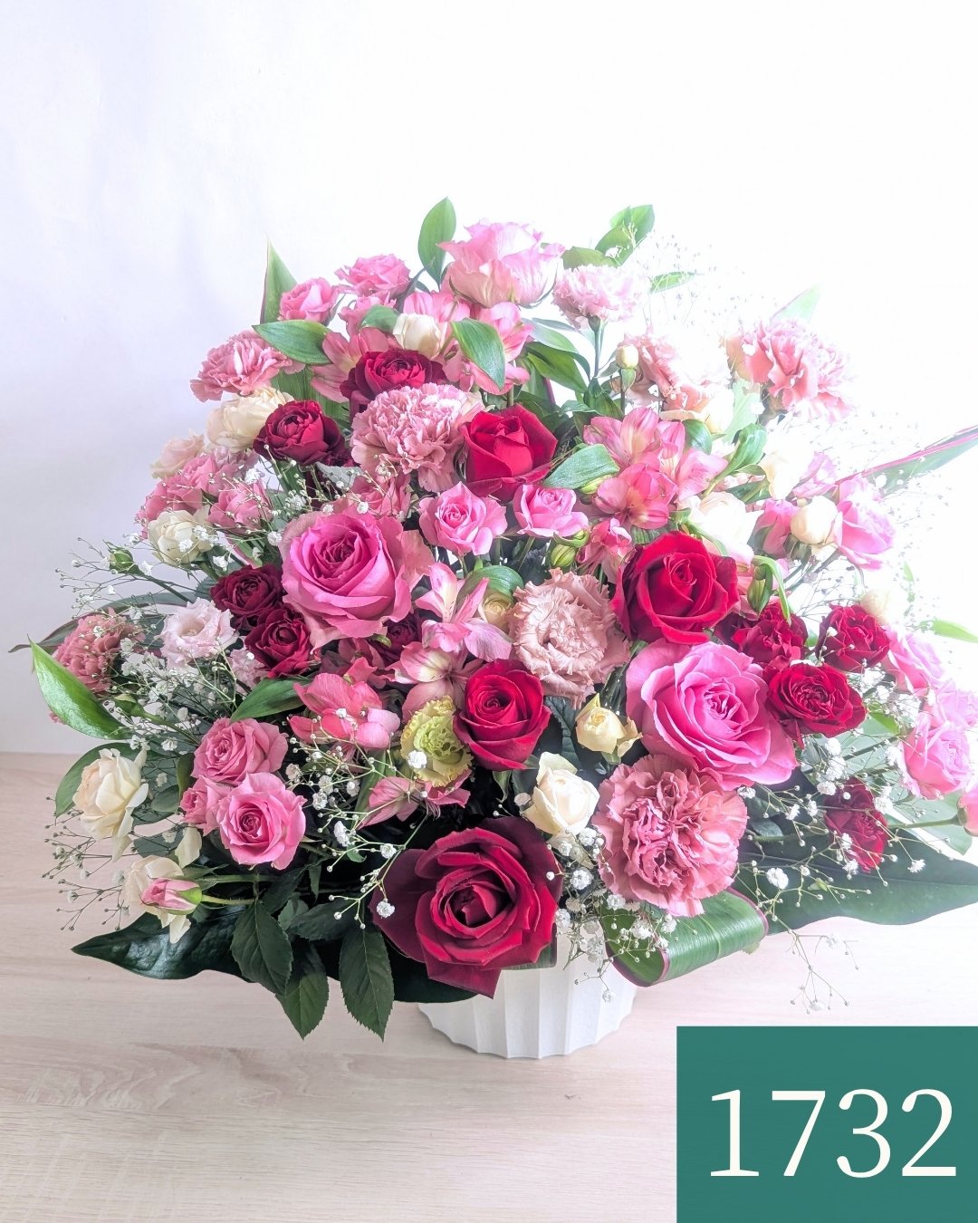 ピンク色の花束、アレンジメント。誕生日、記念日に喜ばれるお花の贈り物。フラワーギフト