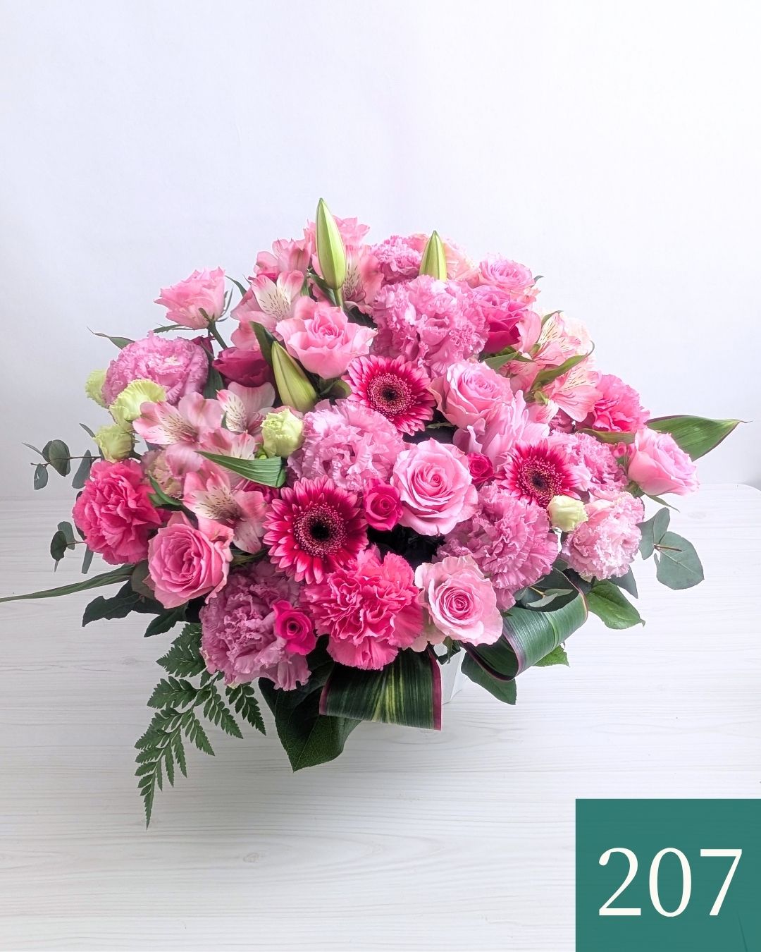 ピンク色の花束、アレンジメント。誕生日、記念日に喜ばれるお花の贈り物。フラワーギフト