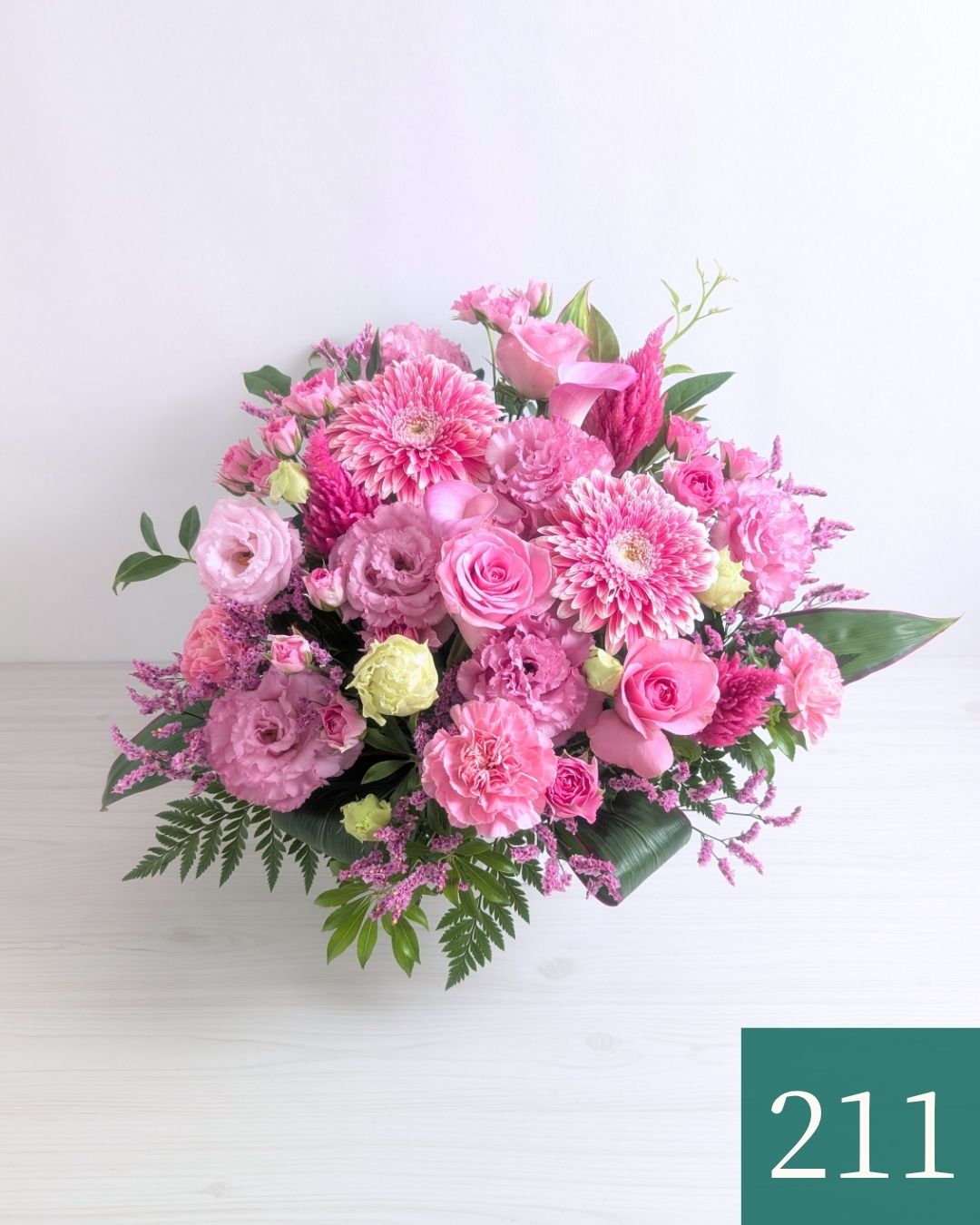 ピンク色の花束、アレンジメント。誕生日、記念日に喜ばれるお花の贈り物。フラワーギフト
