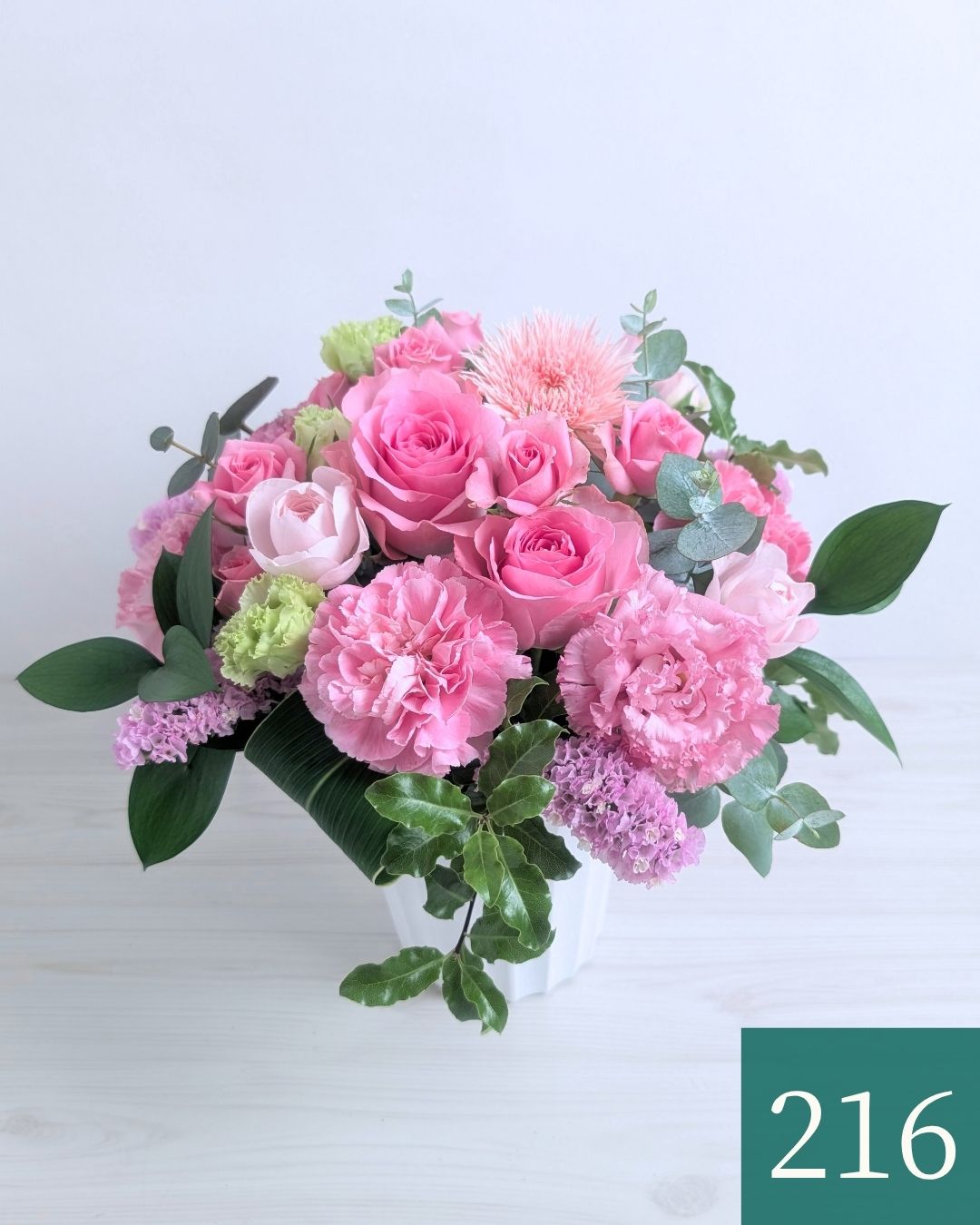 ピンク色の花束、アレンジメント。誕生日、記念日に喜ばれるお花の贈り物。フラワーギフト