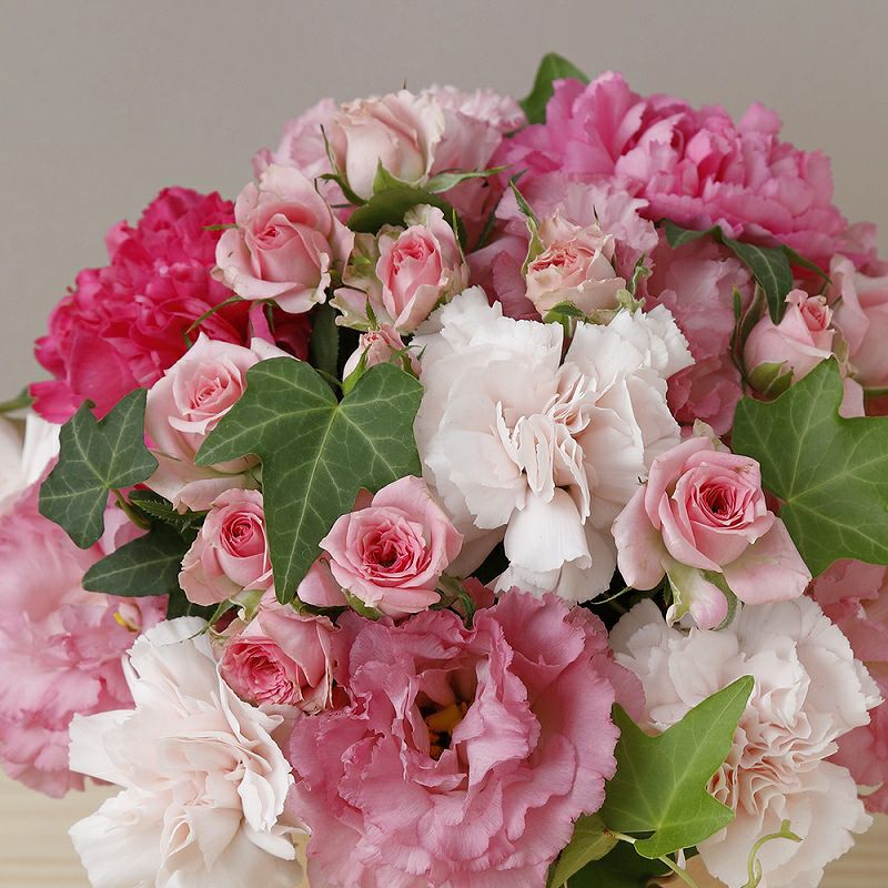 ピンク色の花束、アレンジメント。誕生日、記念日に喜ばれるお花の贈り物。フラワーギフト